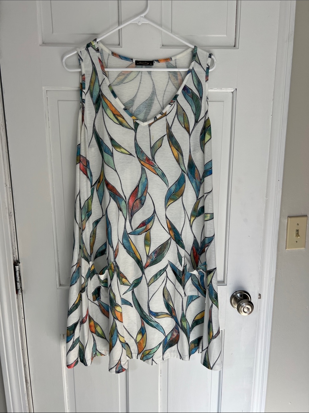 Women’s Sleeveless White Leaf-Print Swing Dress